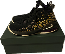 Load image into Gallery viewer, NIKE LeBron 17 &#39;Lakers&#39; US MENS SZ7Y BLACK PURPLE GOLD- USED IN BOX
